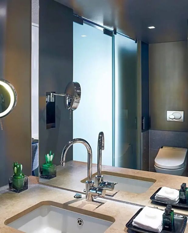 Luxuriöses Badezimmer mit modernen Armaturen und stilvoller Einrichtung