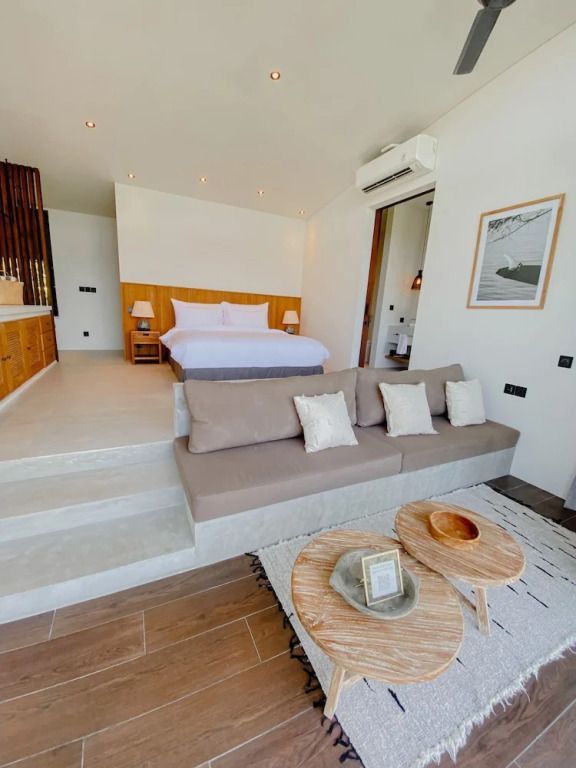 Luxus Schlafzimmer mit Doppelbett und modernem Wohnzimmerbereich