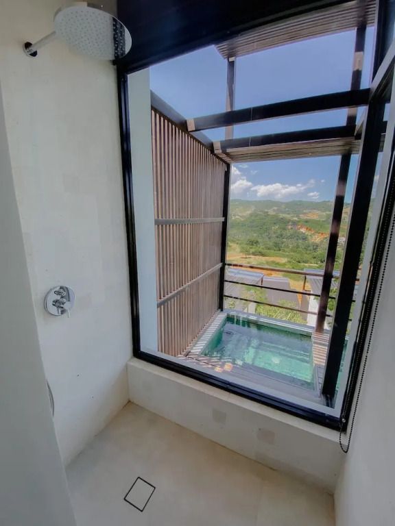 Privater Balkon mit Whirlpool und Blick auf die Landschaft