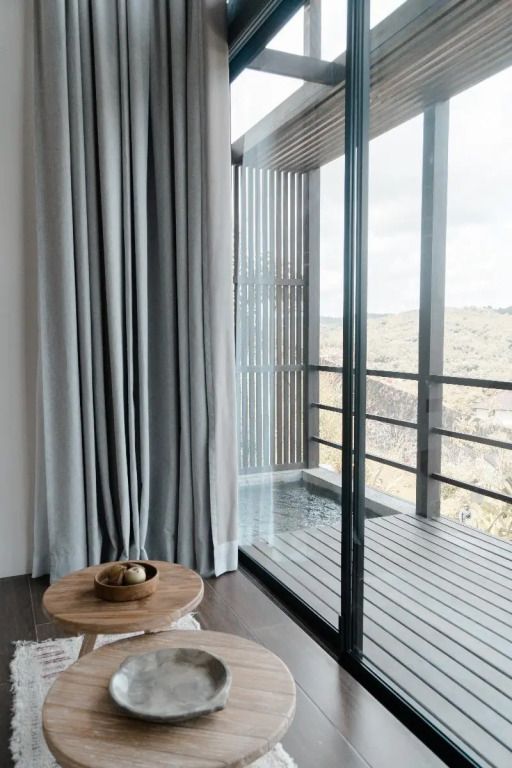 Balkon mit Blick auf die Umgebung und gemütlicher Sitzgelegenheit