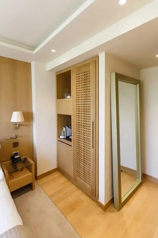Geräumiger Kleiderschrank und großer Spiegel im Zimmer