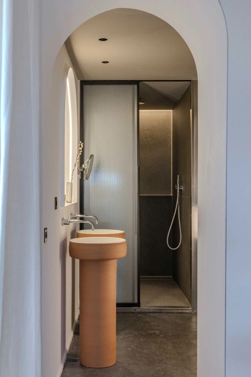 Moderne Dusche mit Terrakotta-Waschbecken im Son Brull Deluxe Zimmer.