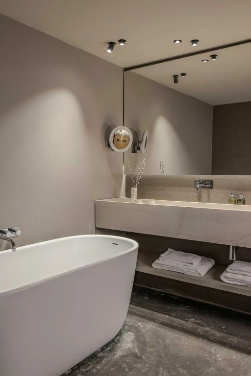Luxuriöses Badezimmer mit freistehender Badewanne im Hotelzimmer.