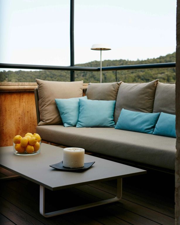 Elegante Terrasse mit Sofa und Bergblick in der Junior-Suite