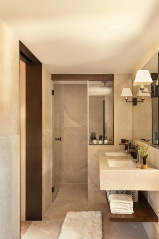 Elegantes Badezimmer in der Suite mit Doppelwaschbecken und moderner Beleuchtung
