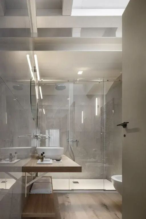 Modernes Badezimmer mit Dusche, Waschbecken und großer Spiegelwand