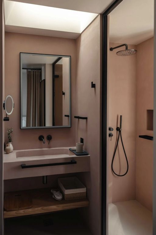 Elegantes Badezimmer mit begehbarer Dusche und modernem Spiegel im Stamna Sifnos Hotel.
