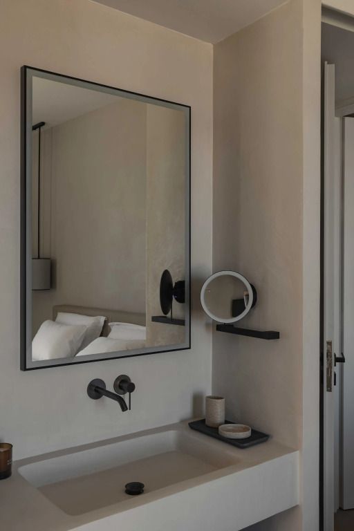 Modernes Badezimmer mit stilvollem Spiegel und Waschtisch im Stamna Sifnos Hotel