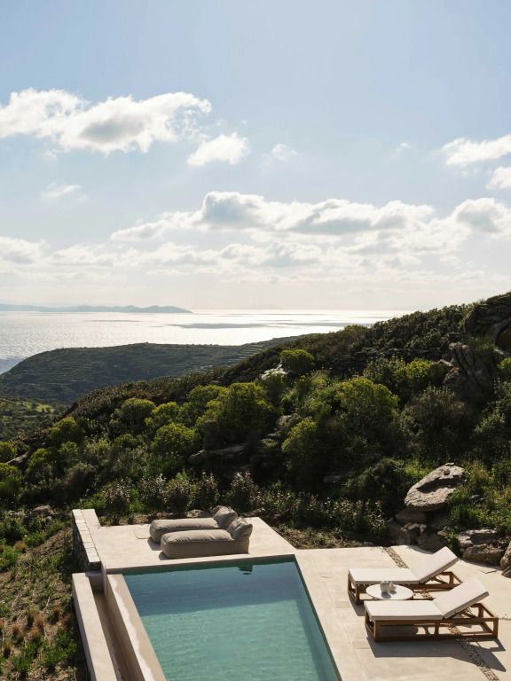 Blick auf die Landschaft und das Meer von einer Terrasse.