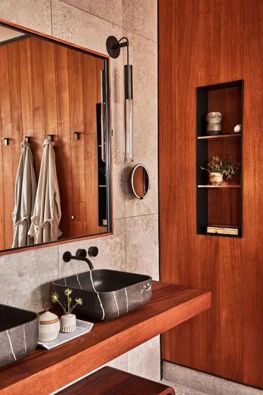Luxuriöses Badezimmer mit Holzdekor und moderner Einrichtung