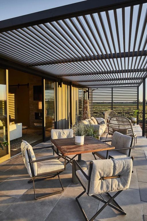 Luxuriöse Terrasse mit Sitzgelegenheiten und Blick auf die Landschaft im Stanly Ranch