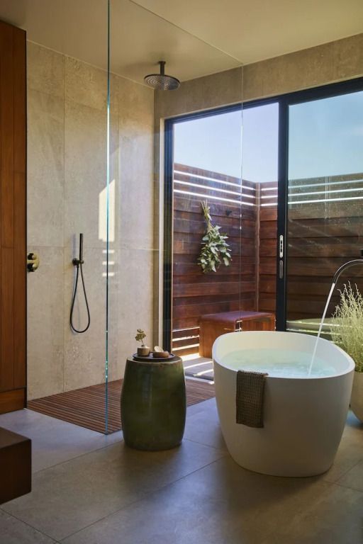 Modernes Badezimmer mit freistehender Badewanne und Naturblick im Stanly Ranch