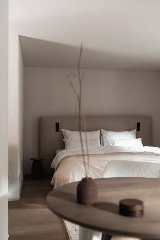 Helles Schlafzimmer in der Executive Suite mit King-Size-Bett und minimalistischer Dekoration