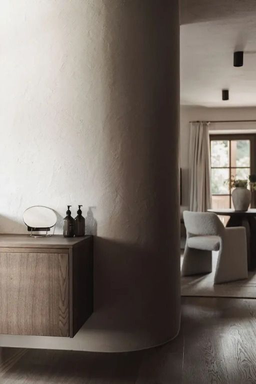 Gemütlicher Wohnbereich mit stilvollen Möbeln und natürlichem Licht im Stieg'nhaus Hotel