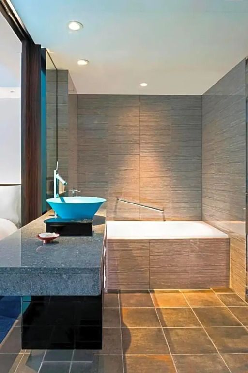Modernes Badezimmer mit stilvollem Waschbecken und großem Bad.