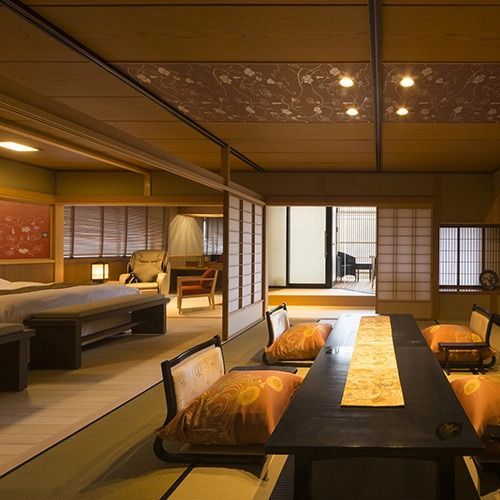 Geräumiges japanisches Zimmer mit Essbereich, Tatami-Matten und traditioneller Dekoration