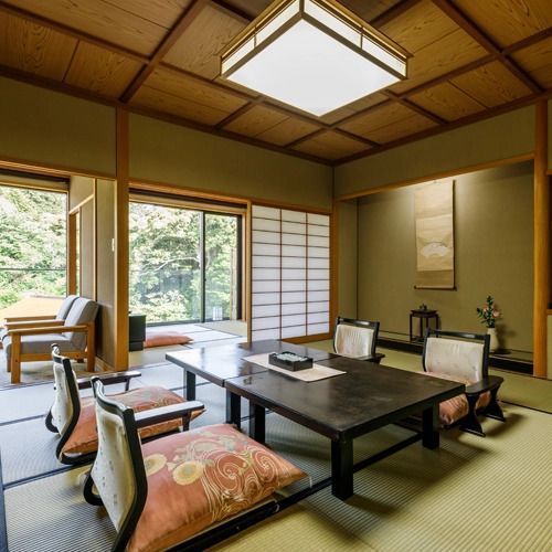 Traditionelles japanisches Zimmer mit Fusuma-Türen und Tatami-Matten