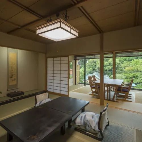 Geräumiges Zimmer mit Tatami und Blick ins Grüne