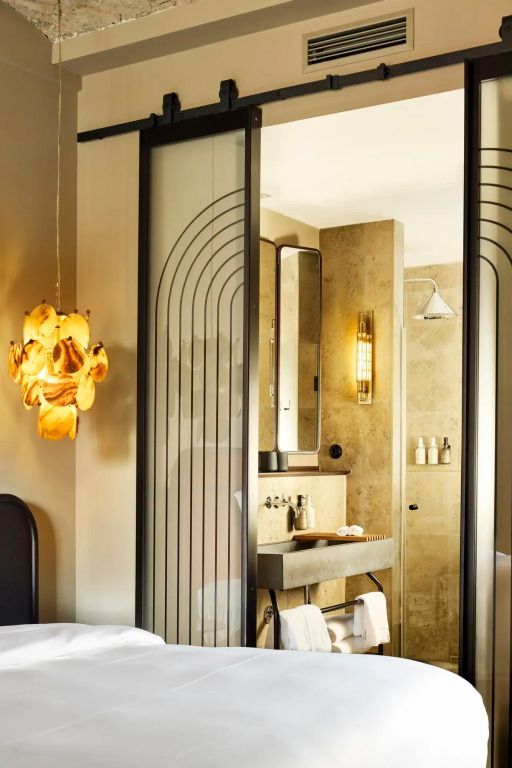 Modernes Badezimmer im Zimmer mit stilvoller Beleuchtung und zeitgenössischem Design
