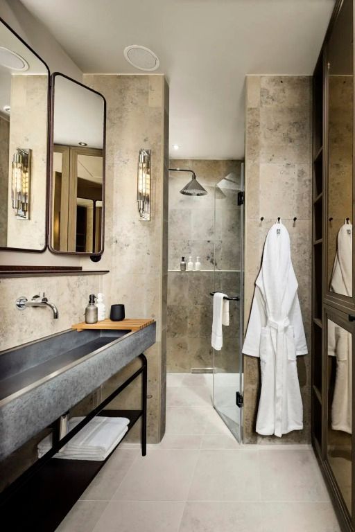 Badezimmerdetail mit Dusche und luxuriösen Annehmlichkeiten
