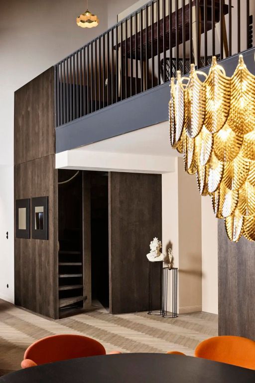Moderne Lobby mit beeindruckendem Kronleuchter und eleganter Treppe
