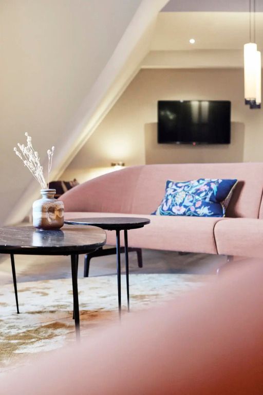 Wohnbereich mit stilvollem Sofa und dekorativem Kissen