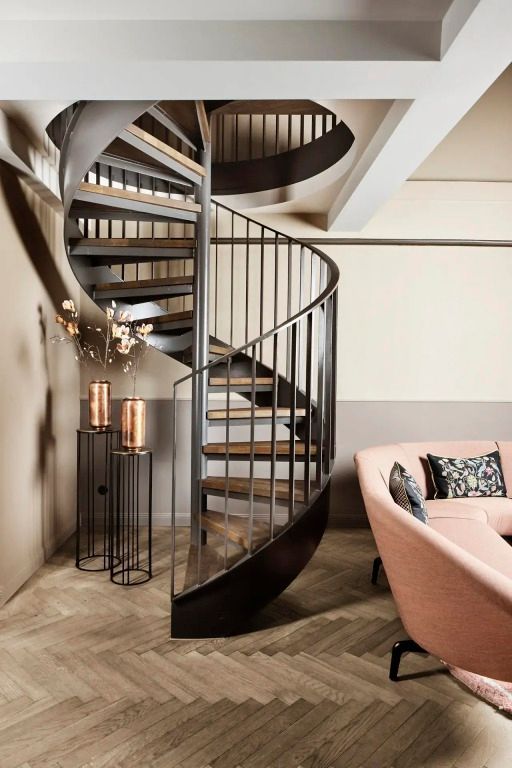 Wendeltreppe aus Metall in elegantem Wohnbereich.