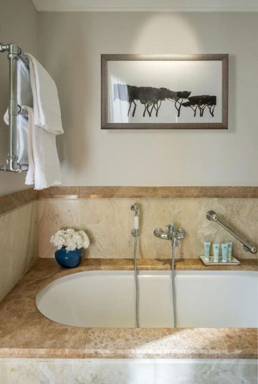 Luxuriöses Badezimmer mit Marmorbadewanne und stilvoller Dekoration