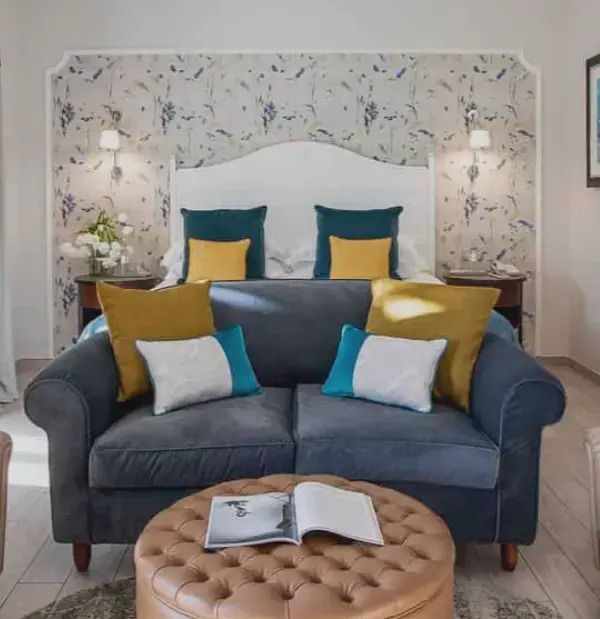 Luxuriöse Junior-Suite mit Sofa und bunten Kissen