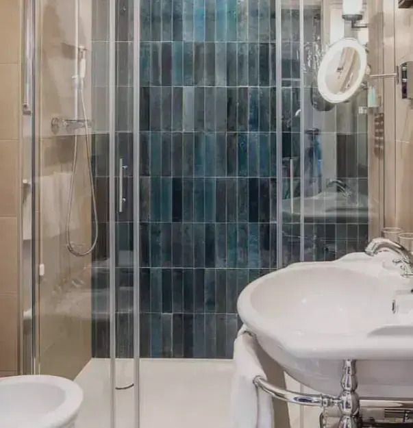 Modernes Badezimmer mit Glasdusche und stilvollem Waschbecken