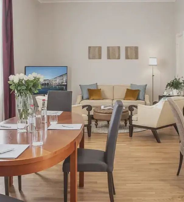 Luxuriöser Wohnbereich mit großem Tisch und moderner Einrichtung.