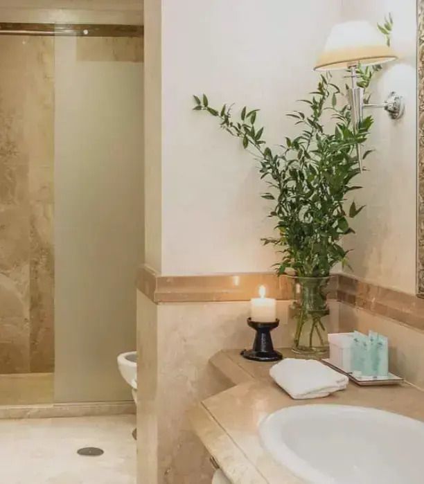 Modernes Badezimmer mit Dusche und natürlichen Akzenten.