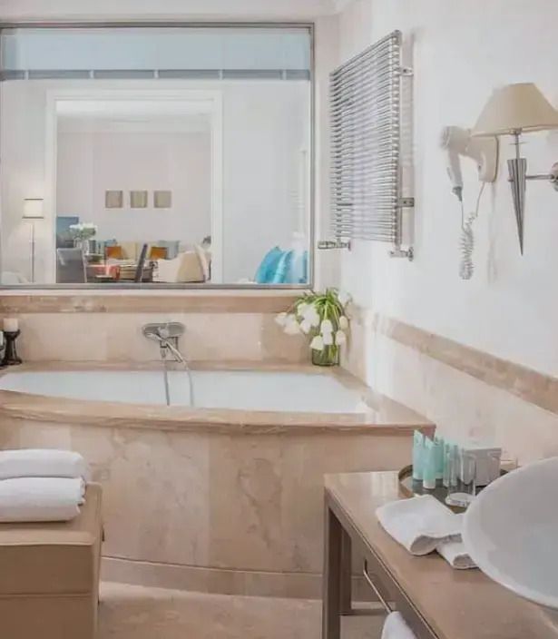 Luxuriöses Badezimmer mit großer Badewanne und eleganten Details.