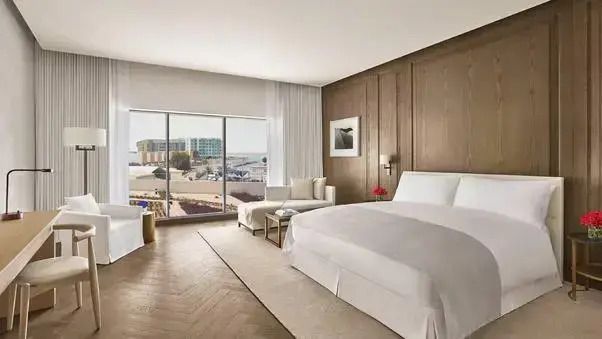 Modernes Deluxe Doppelzimmer mit Marina View und eleganter Einrichtung