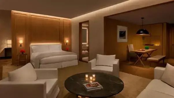 Elegantes Schlafzimmer in der Loft Doppel Suite mit dezenter Beleuchtung