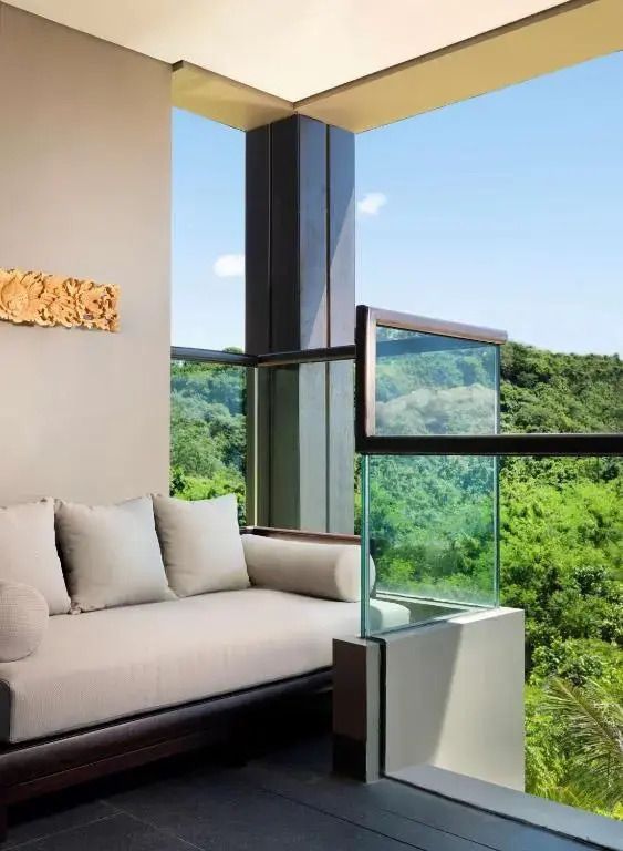 Balkon mit entspannender Aussicht auf tropische Vegetation.