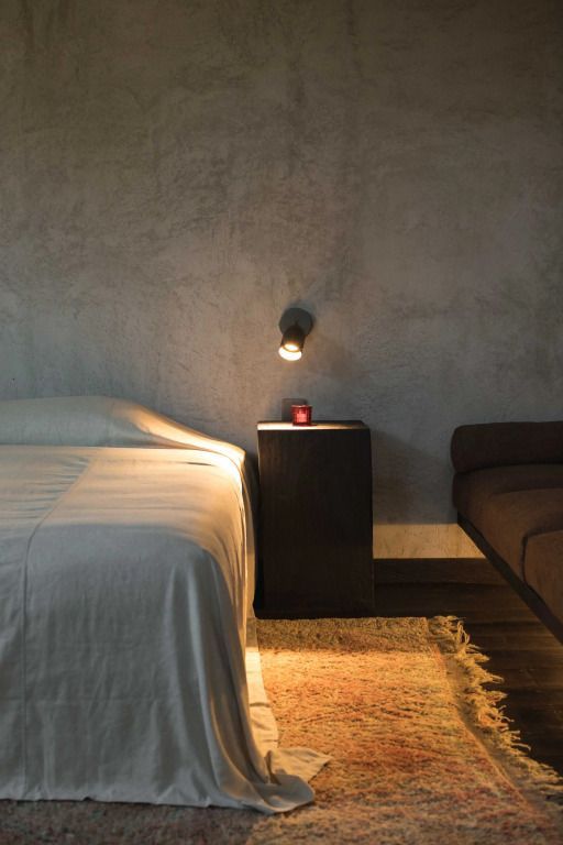 Gemütliches Schlafzimmer mit modernen Akzenten, sanfte Beleuchtung und Naturtöne