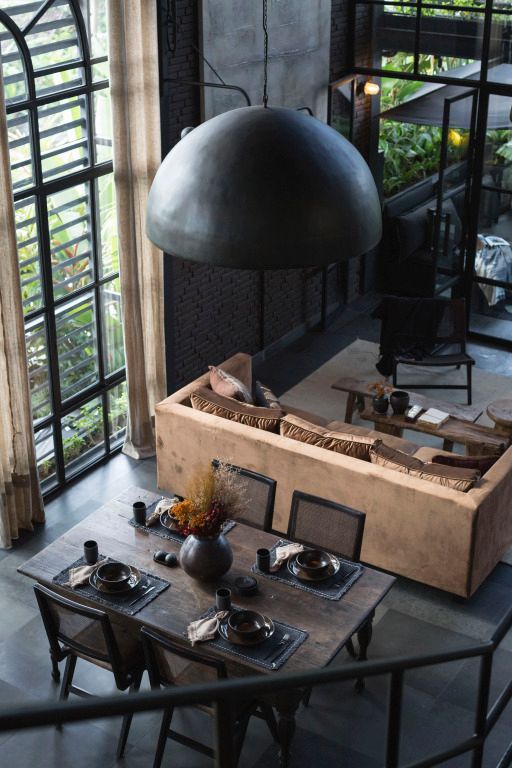 Geräumiges Wohnzimmer mit modernen Möbeln und großen Fenstern zur Terrasse