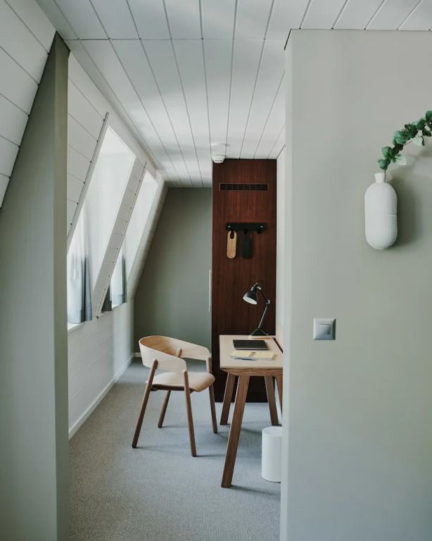 Schreibtischbereich im Deluxe Doppelzimmer mit Holzstuhl und stilvoller Dekoration