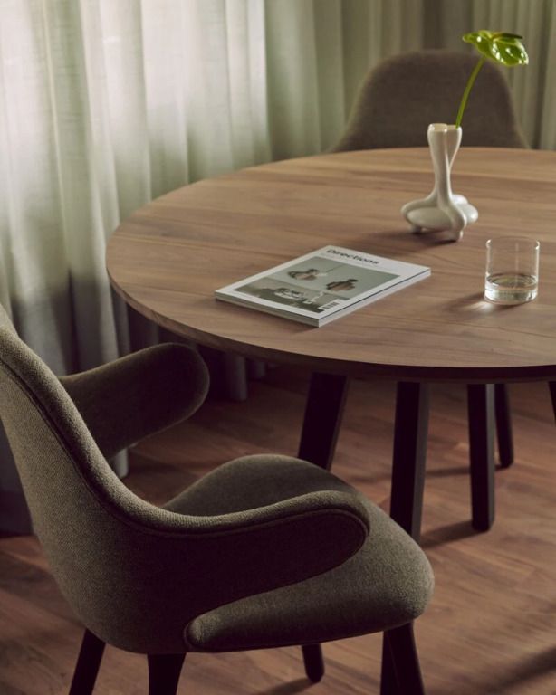 Moderner Tisch mit Designstühlen in der Präsidenten Suite des Hotels