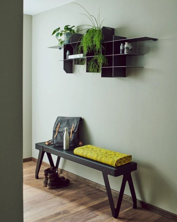 Flur mit modernen Regalen und Sitzbank in der Präsidenten Suite