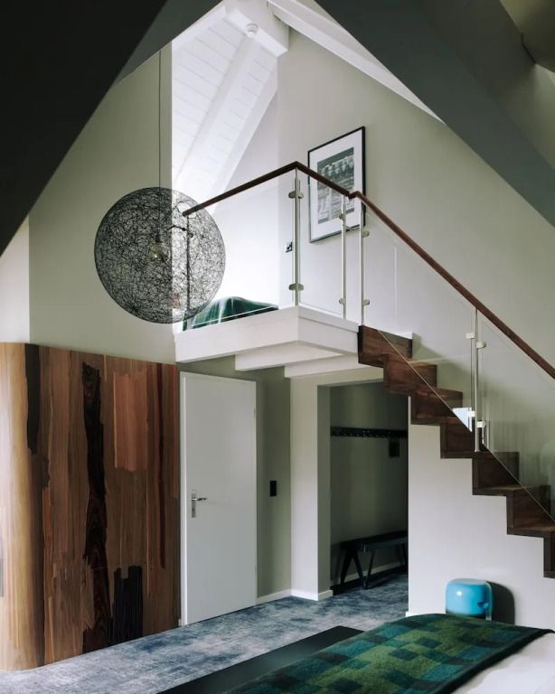 Elegante Suite mit Zwischengeschoss, Treppe und künstlerischer Beleuchtung