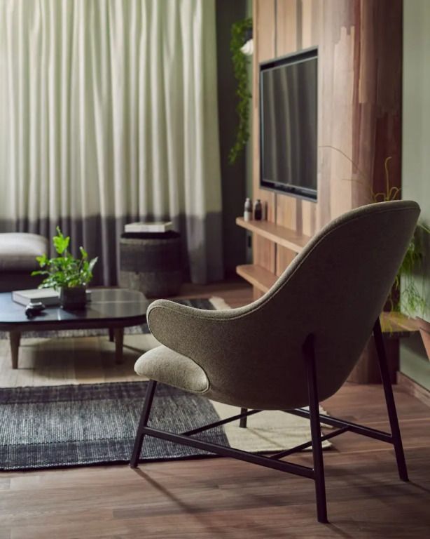 Moderner Lounge-Bereich mit gemütlichem Sessel und großem Fernseher