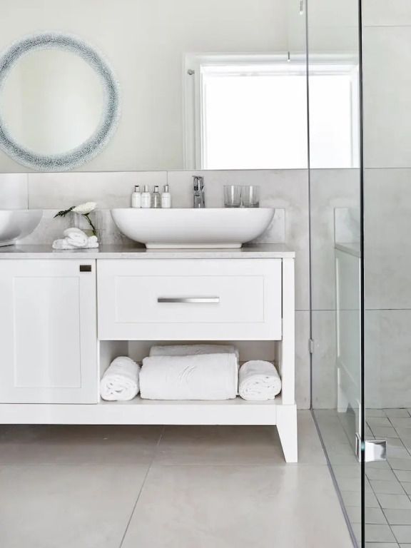Moderne Badezimmerausstattung in Weiß mit Designer-Waschbecken und Glasdusche