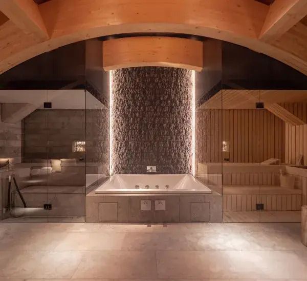 Spa-Bereich der Furka Suite mit Whirlpool und stilvollem Ambiente.
