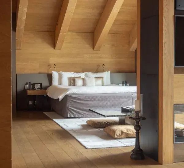 Helles Schlafzimmer in der Gemsstock Doppel Suite mit Holzakzenten und großem Doppelbett