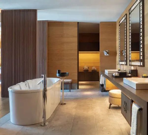 Modernes Badezimmer mit freistehender Badewanne und großzügigem Waschtisch