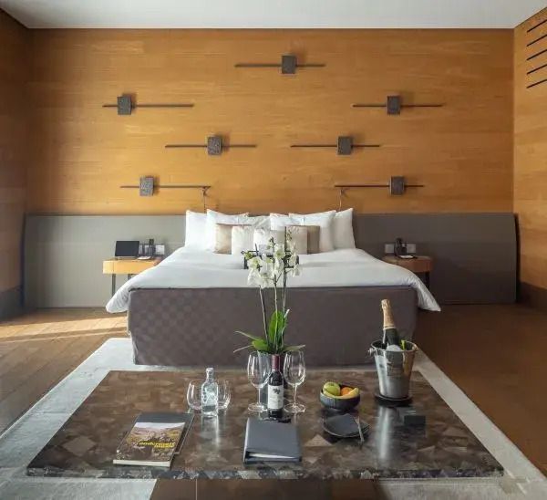 Luxuriöses Schlafzimmer mit elegantem Doppelbett und feiner Dekoration im Chedi Andermatt