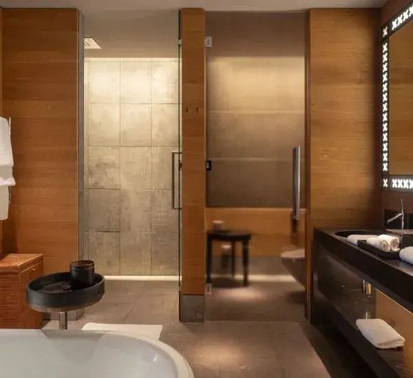 Luxuriöses Badezimmer mit modernen Annehmlichkeiten und eleganter Ausstattung im Chedi Andermatt