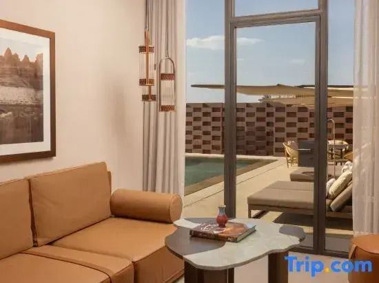 Elegantes Wohnzimmer einer Villa mit Blick auf Pool und Terrasse